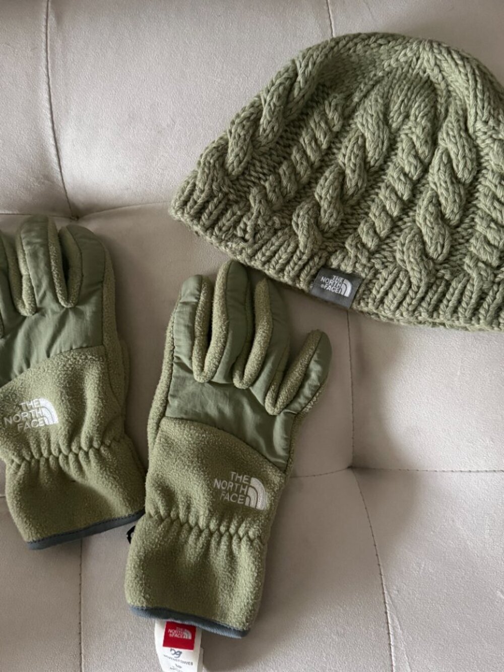 TOP The North Face Women’s Green Fleece Gloves & Cable Knit Beanie Hat Set S/P - Picture 3 of 8